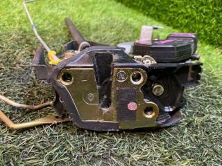 Замок двери передний левый TOYOTA MARK II GX100