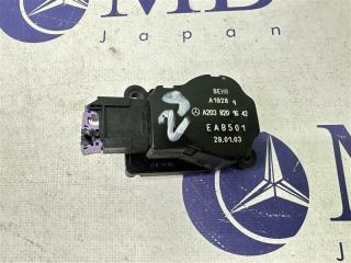 Фото запчасти сервопривод заслонок печки Mercedes-Benz C-Class W203 2003 контрактная запчасть Запчасть сервопривод заслонок печки Mercedes-Benz C-Class W203 2003