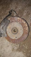 Поворотный кулак передний левый Nissan Primera 2000