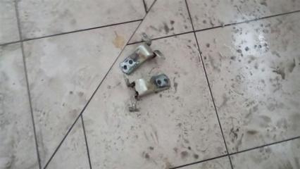 Запчасть петли на дверь ( крепление двери) Suzuki GRAND VITARA 2008