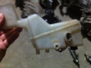 Бачок для тормозной жидкости Toyota RAV4 2005 Б/У Бачок для тормозной жидкости Toyota RAV4 2005