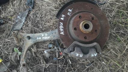 Поворотный кулак передний Audi A4 2000