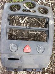 Запчасть рамка магнитолы Renault Megan 2005