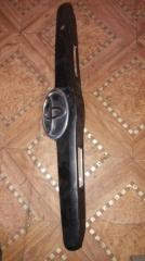 Рамка подсветки крепления номера накладка крышки багажника Toyota Camry 2007