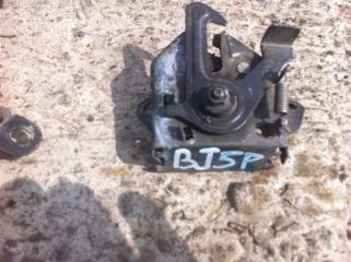 Запчасть замок капота Mazda Familia