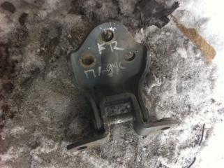 Запчасть петли на дверь ( крепление двери) передние правые Mitsubishi Pajero