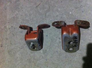 Запчасть петли на дверь ( крепление двери) Nissan March