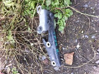 Запчасть петли крепление капота Mitsubishi Airtrek