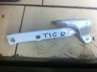 Запчасть петли крепление капота Volkswagen Tiguan