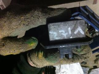 Запчасть резистор реостат отопителя печки Toyota Vitz