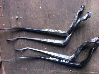 Держатель щетки стеклоочистителя (поводки дворников) Nissan Sunny