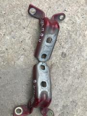 Запчасть петли на дверь ( крепление двери) Cadillac srx 2011