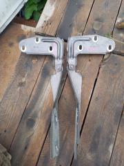 Запчасть крепление капота Porsche Cayenne 2013