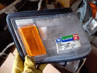 Габарит поворотник правый Toyota Corolla