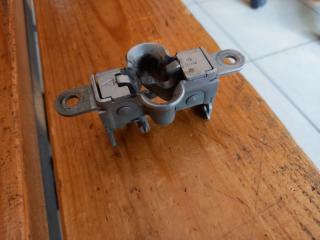 Фото запчасти замок капота Mercedes-Benz C-class Б/У запчасть Запчасть замок капота Mercedes-Benz C-class