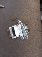 Крепление крышки багажника заднее Toyota Corolla Wagon