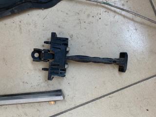 Запчасть ограничитель двери передний правый Cadillac SRX 2011