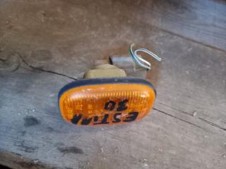 Поворотник в крыле Toyota Estima 2003