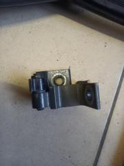 Запчасть петли на дверь ( крепление двери) передние правые Audi Q5 2012