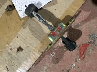 Ограничитель двери передний правый Toyota Cresta