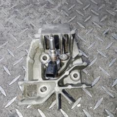 Запчасть кронштейн форсунки Renault Megane 2013