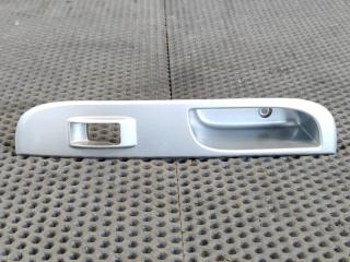 Фото запчасти накладка пульта стеклоподъемника задняя левая Mitsubishi L200 2012 контрактная запчасть Запчасть накладка пульта стеклоподъемника задняя левая Mitsubishi L200 2012