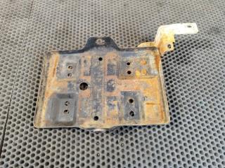 Фото запчасти площадка аккумулятора Mitsubishi L200 2011 контрактная запчасть Запчасть площадка аккумулятора Mitsubishi L200 2011