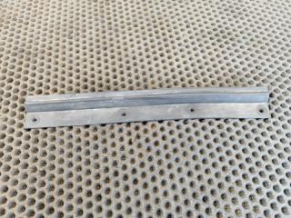 Фото запчасти уплотнитель капота Mitsubishi L200 2011 контрактная запчасть Запчасть уплотнитель капота Mitsubishi L200 2011