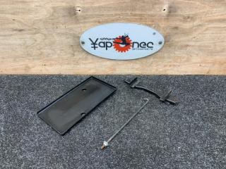 Запчасть крепление аккумулятора переднее TOYOTA SUCCEED 2016