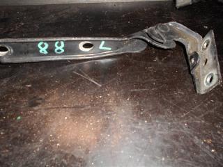 Запчасть петля капота левая Volkswagen Passat 1997