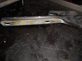 Запчасть петля капота левая Volkswagen Passat 2002