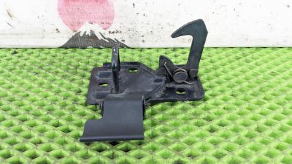 Запчасть крюк замка капота Volkswagen Touareg 2009