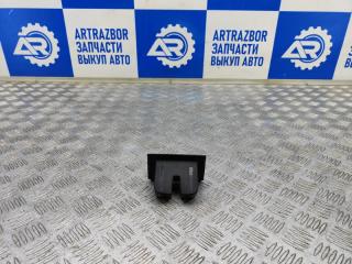 Запчасть накладка замка багажника Skoda Rapid 2016