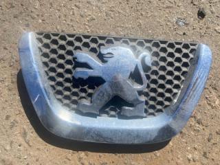 Эмблема переднего бампера Peugeot 307