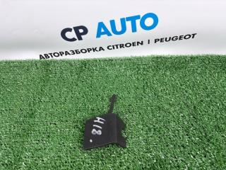 Заглушка буксировочного крюка передняя Peugeot Partner 2010
