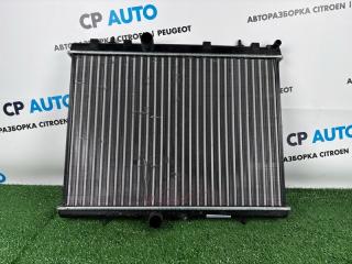 Радиатор охлаждения двигателя Peugeot 308 2010