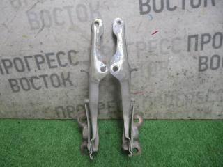 Запчасть крепление капота Lincoln Navigator