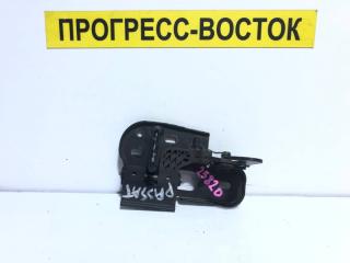Запчасть крюк замка капота Volkswagen Passat