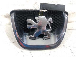 Запчасть эмблема передняя Peugeot 308 2007-2011