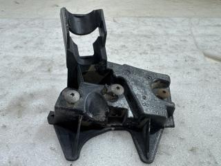 Запчасть кронштейн форсунки омывателя правый Peugeot 308 2007-2011