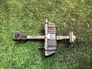 Запчасть ограничитель двери задний правый Toyota Avensis 2004