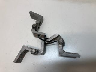 Запчасть петля двери передняя правая Skoda Octavia A5 2010