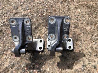 Петля двери левая Shacman X3000 6X4 ТЯГАЧ 2022 Б/У Петля двери левая Shacman X3000 6X4 ТЯГАЧ 2022