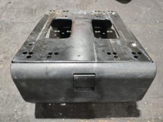 Бардачок Hongyan-Iveco 908 GENLVON 8X4 2023 Б/У Бардачок Hongyan-Iveco 908 GENLVON 8X4 2023