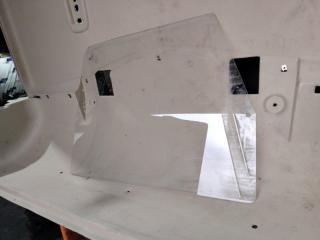 Стекло двери переднее левое Hongyan-Iveco 908 GENLVON 8X4 2023