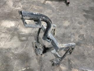 Кронштейн подножки передний правый Shacman X3000 6X4 ТЯГАЧ 2023 Б/У Кронштейн подножки передний правый Shacman X3000 6X4 ТЯГАЧ 2023