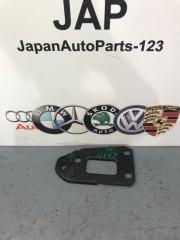 Кронштейн усилителя бампера левый Audi A4 2010 контрактная Кронштейн усилителя бампера левый Audi A4 2010