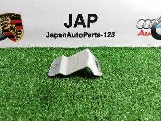 Запчасть крепление крыла правое Audi A1 2011