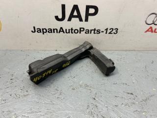 Уплотнитель крыла правый Audi A4 2009 8K0823722 контрактная