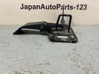 Крючок капота Q5 2010